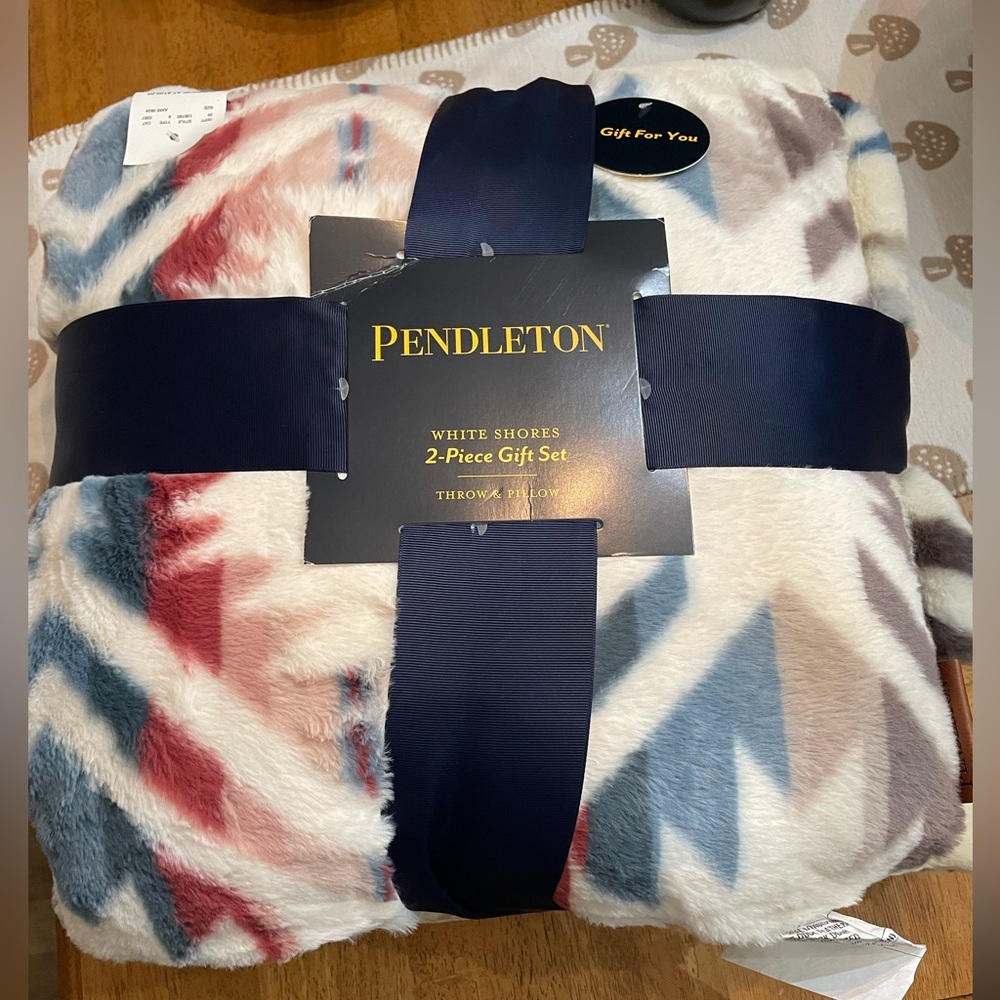 NEW Pendleton White Shores Throw and Pillow Set